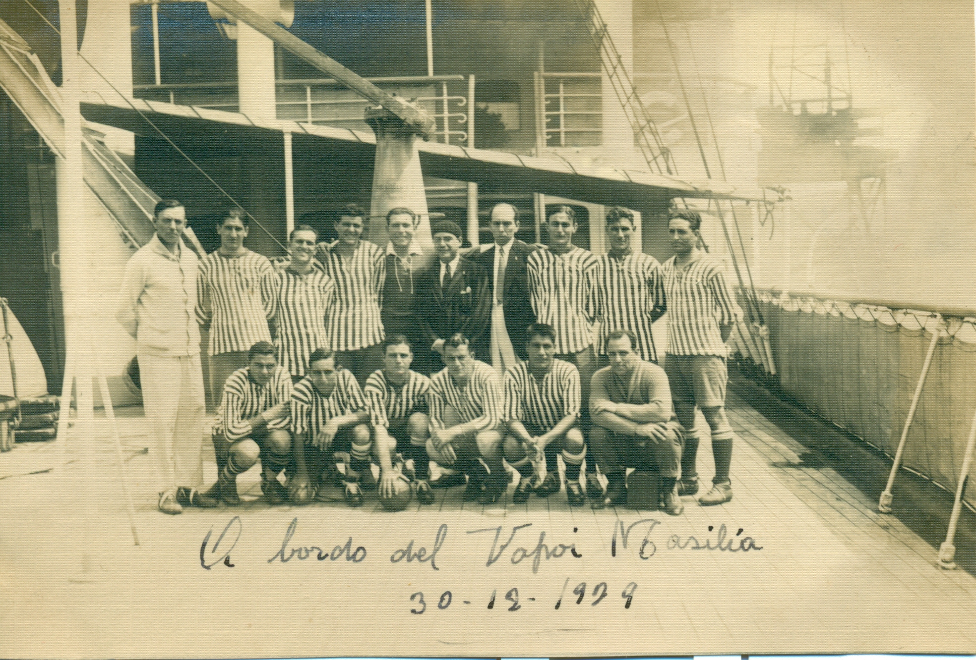 Plantel de Sportivo Barracas a bordo del barco antes de la gira